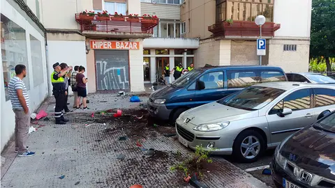 Los destrozos que provocó un vecino de la Chantrea arrojando objetos por la ventana.