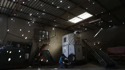 GRA099. LIÉDENA (NAVARRA), 08/08/2017.- Aspecto que presenta el tejado de uralita de una nave de la localidad navarra de Liédena agujereado tras la fuerte tormenta que ha azotado esta noche el pueblo y donde sus vecinos no recuerdan haber visto nunca el granizo, que alcanzaba el tamaño de un huevo. EFE/Jesús Diges