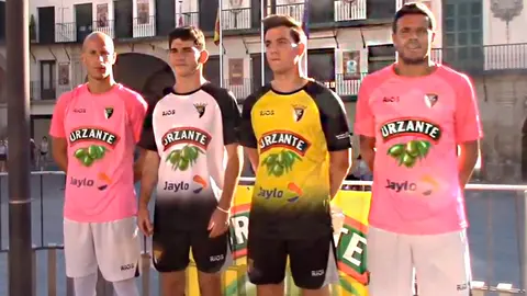 Ell Tudelano presenta en la Plaza Nueva de la capital Rivera sus nuevas equipaciones