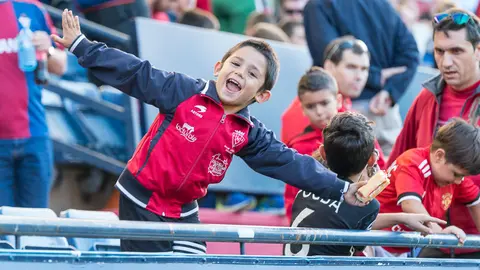 La grada durante el partido amistoso entre Eibar y Osasuna disputado en El Sadar (21). IÑIGO ALZUGARAY