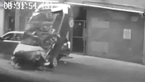 Un coche cae desde una séptima planta y golpea a otro en un parking en Austin YOUTUBE