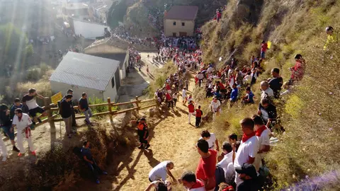 Cientos de espectadores esperan a presenciar el primer encierro del Pilón de 2017 en Falces MIGUEL OSÉS