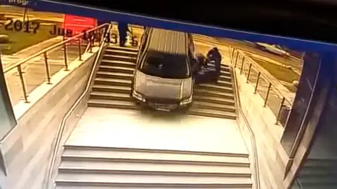 El coche se quedó inmóvil unos segundos y después se precipitó