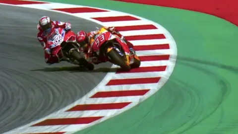 Dovizioso y Márquez llegan en plena lucha por el triunfo a la última curva del GP de Austria que ha ganado el italiano TWITTER MOTO GP