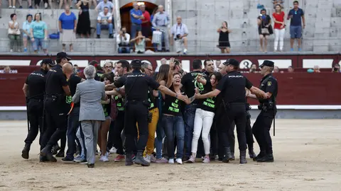 La Policía Nacional desaloja a casi una treintena de antitaurinos que ha saltado al ruedo de Las Ventas antes de una corrida nocturna EFE