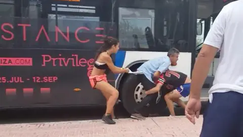 Uno de los momentos de la agresión al conductor en Ibiza
