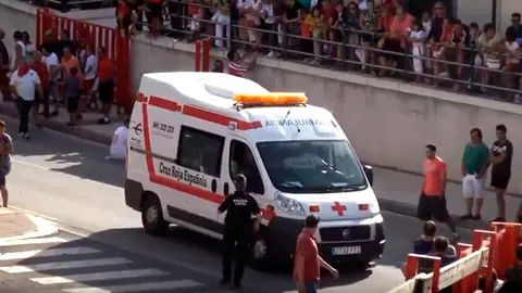 Momento en el que la ambulancia traslada al hombre herido en el encierro de Alfaro. Isidro Espada.