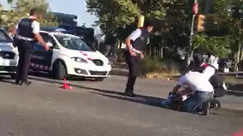 Uno de los Mossos atropellado por una persona que se ha saltado los controles policiales y ha acabado siendo abatida