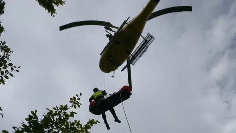 Imágenes del rescate del GREIM a una parapentista accidentada en Lizarraga GUARDIA CIVIL (3)