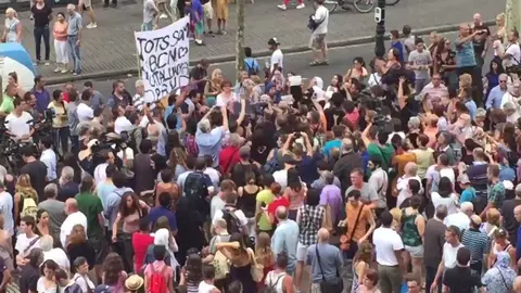 Concentración de más de un centenar de musulmanes en las Ramblas para condenar los atentado de Barcelona y Cambrils TWITTER