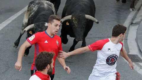 Los toros de San Román enfilan la curva de la farola en el último encierro de las fiestas de Tafalla. JORGE NAGORE (6)