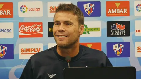 Rubi es el entrenador del Huesca. Foto web  SD Huesca