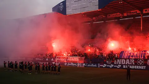Miembros de Indar Gorri entran en El Sadar al terminar el entrenamiento de Osasuna. MIGUEL OSÉS (7)