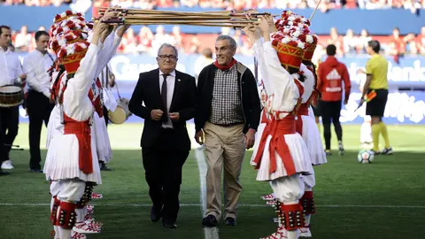 Osasuna conmemora el 50 aniversario de El Sadar con el saque de honor de Javier Ederra. MIGUEL OSÉS (1)