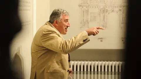 El alcalde Joseba Asirón, recibe al primer grupo de personas que participan en una visita guiada a la nueva decoración del zaguán. MIGUEL OSÉS_17