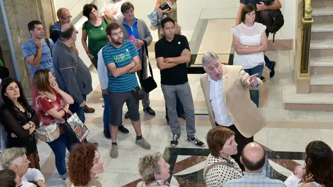 El alcalde Joseba Asirón explica la redecoración que ordenó realizar en el zaguán del Ayuntamiento de Pamplona CEDIDA