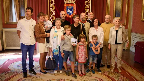 Entrega del Pañuelo de Pamplona a Javier Pagola por parte de Joseba Asirón en representación del Ayuntamiento. PABLO LASAOSA (14)