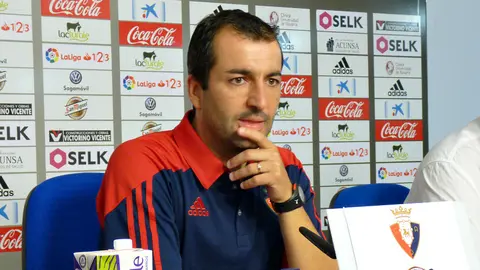 Diego Martínez en la sala de prensa de El Sadar