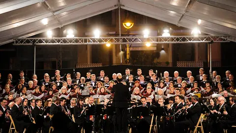 El Orfeón Pamplones y la Pamplonesa en la Plaza del Castillo. MIGUEL OSÉS_6