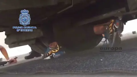 El menor atrapado intentando salir por los bajosdel autobús. PNACIONAL