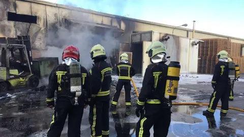 Incendio de una nave de palets de madera en Gazólaz. Foto TWITTER @Stevie235009301 (4)