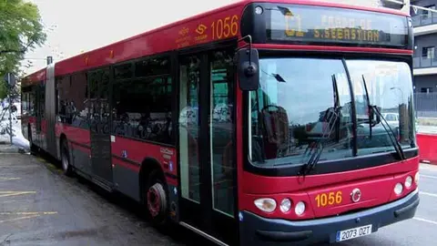 Un autobús urbano de Sevilla, de la empresa Tussam, como el que protagonizó el altercado con un turismo.