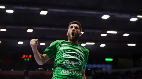 Primer partido de la temporada del Osasuna Magna en el Pabellón Anaitasuna. MIGUEL OSÉS_9