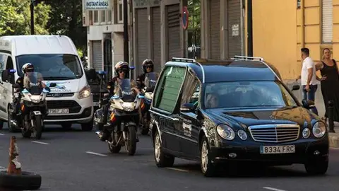 Conducción del cuerpo del agente asesinado en Valencia. EFE