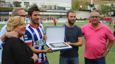 Bruno Araiz recibió un homenaje antes del partido frente al Mirandés. Facebook CD Izarra.