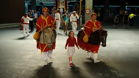 La comparsa de gigantes y cabezudos sale el San Fermín chiquito. MIGUEL OSÉS_5