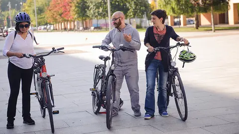 Los concejales Armando Cuenca y Laura Berro asisten a la apertura del curso de ciclismo urbano para mujeres. MIGUEL OSÉS_5