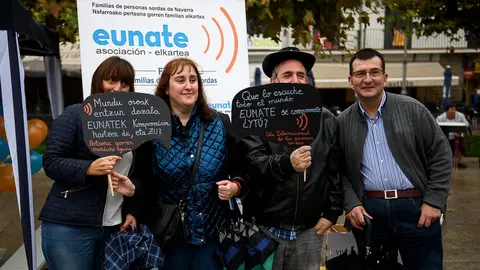 Eunate, asociacion de personas sordas de Navarra en la Plaza del Castillo. PABLO LASAOSA 01