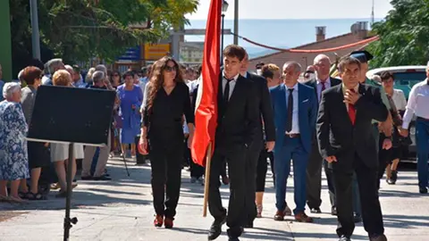 Larraga coloca la placa en homenaje a dos asesinados por ETA en 1979 y 2003 2
