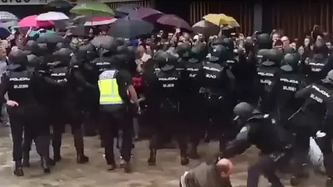 Enfrentamientos entre policía y manifestantes en Cataluña