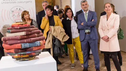 Uxue Barkos, Ainhoa Aznárez, Joseba Asiron y Alfonso Carlosena participan en la apertura del programa de celebración del 30 aniversario de la UPNA. IÑIGO ALZUGARAY