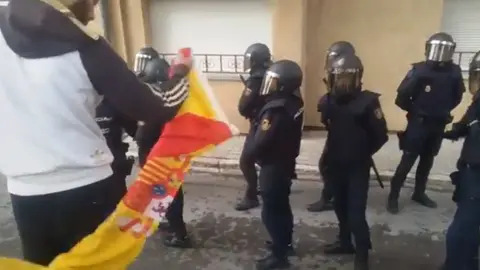 Un grupo de gitanos defiende a la Policía en Girona