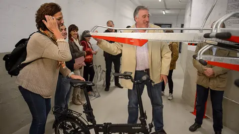 Asirón, Cuenca y la Comisión de Urbanismo de Pamplona visitan el aparcamiento de bicis en Descalzos. PABLO LASAOSA (5)