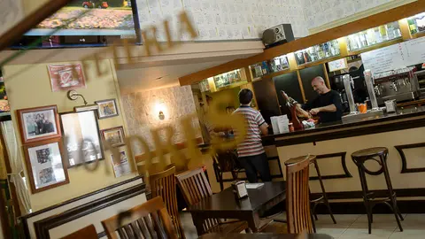 Neme Martín García, propietario del bar Londres en Pamplona, comparte con sus clientes sus reflexiones literarias. PABLO LASAOSA (8)