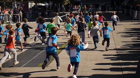 Carrera por el día europeo del autismo en la plaza del castillo. MIGUEL OSÉS_3