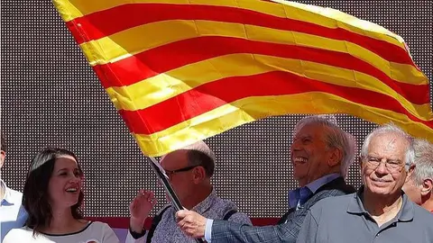Inés Arrimadas, Vargas LLosa y Josep Borrel, durante el acto en favor de la unidad de España.