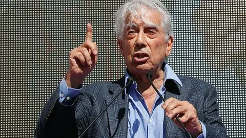 Mario Vargas Llosa, durante su discurso de este domingo en Barcelona.