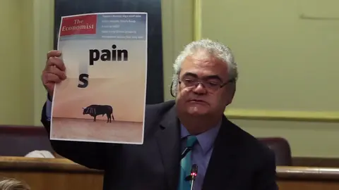 El portavoz de Interior del PDeCAT, Feliu Guillaumes, con una portada de 2012 de The Economist para criticar las cargas policiales del 1-O.