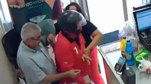 Una mujer con un bolso y un jubilado reducen a un atracador armado en una perfumería de Sevilla.