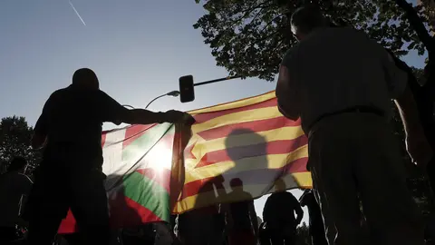 Un millar de personas han participado en Pamplona en una &#34;manifestación ruidosa&#34; convocada así por una iniciativa ciudadana bajo el lema &#34;Democracia para Cataluña&#34;, en apoyo al proceso iniciado en esta comunidad. EFE/Jesús Diges