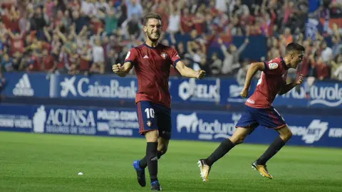 Roberto Torres celebra el primer gol de Lucas Torró en el Osasuna - Albacete. PABLO LASAOSA