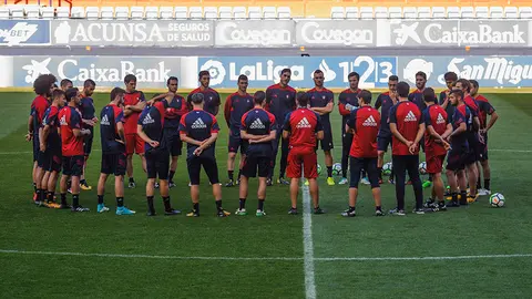 Entrenamiento de Osasuna a puerta cerrada en El Sadar antes de enfrentarse al Zaragoza. MIGUEL OSÉS (2)