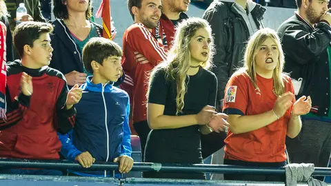 La grada de El Sadar durante el partido entre Osasuna y Barcelona B (03). IÑIGO ALZUGARAY