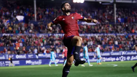 Fran Mérida celebra su gol para empatar el partido entre Osasuna y Barça B en El Sadar LFP 4