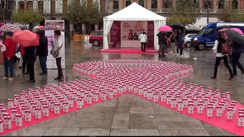 El enorme lazo rosa que han colocado en la plaza para celebrar la entrega de premios contra el cáncer de mama