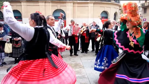 Las casas regionales celebran en la calle con bailes populares su XXIX Semana Cultural